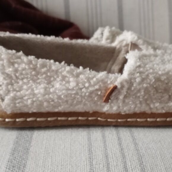 'TOMS' ALPERGATA Size 8 Faux Shearling Flats EUC - Picture 4 of 16